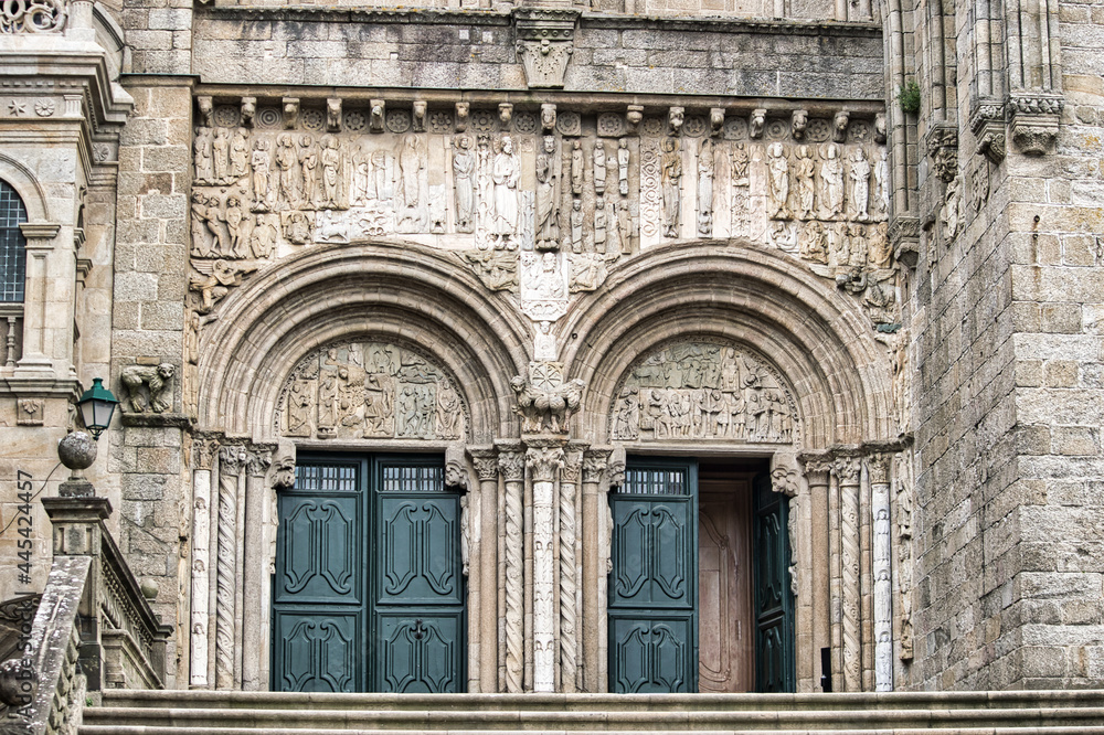 Hermosa puerta de las platerías en la catedral gótica y barroca de Santiago de Compostela, España