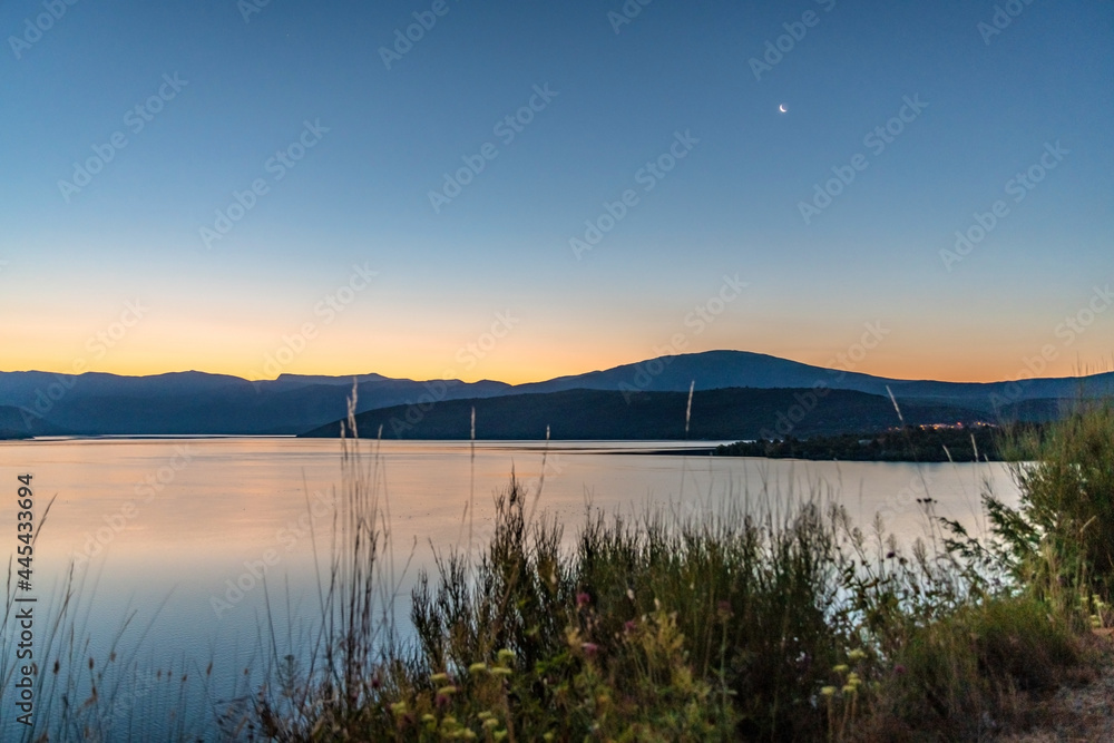 heure bleue sur le lac de Sainte Croix dans le Verdon en Provence