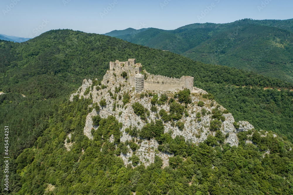 Vue aérienne par drone du Chateau de Puilaurens dans l'Aude en Occitanie