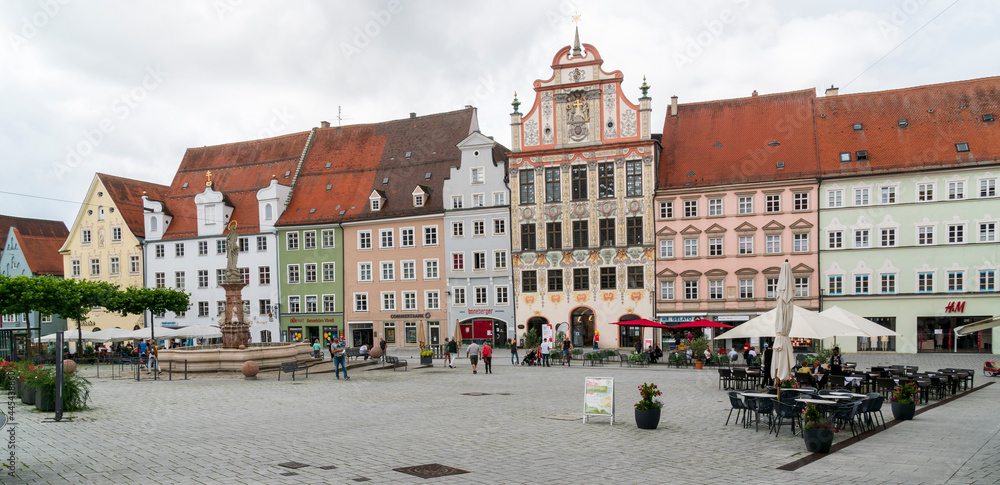 Stadt Landsberg am Lech in Bayern mit dem historischen Rathaus und Marienbrunnen am Hauptplatz Stadt Landsberg am Lech in Bayern mit dem historischen Rathaus und Marienbrunnen am Hauptplatz