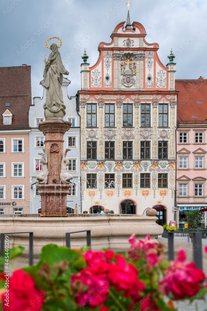 Stadt Landsberg am Lech in Bayern mit dem historischen Rathaus und Marienbrunnen am Hauptplatz