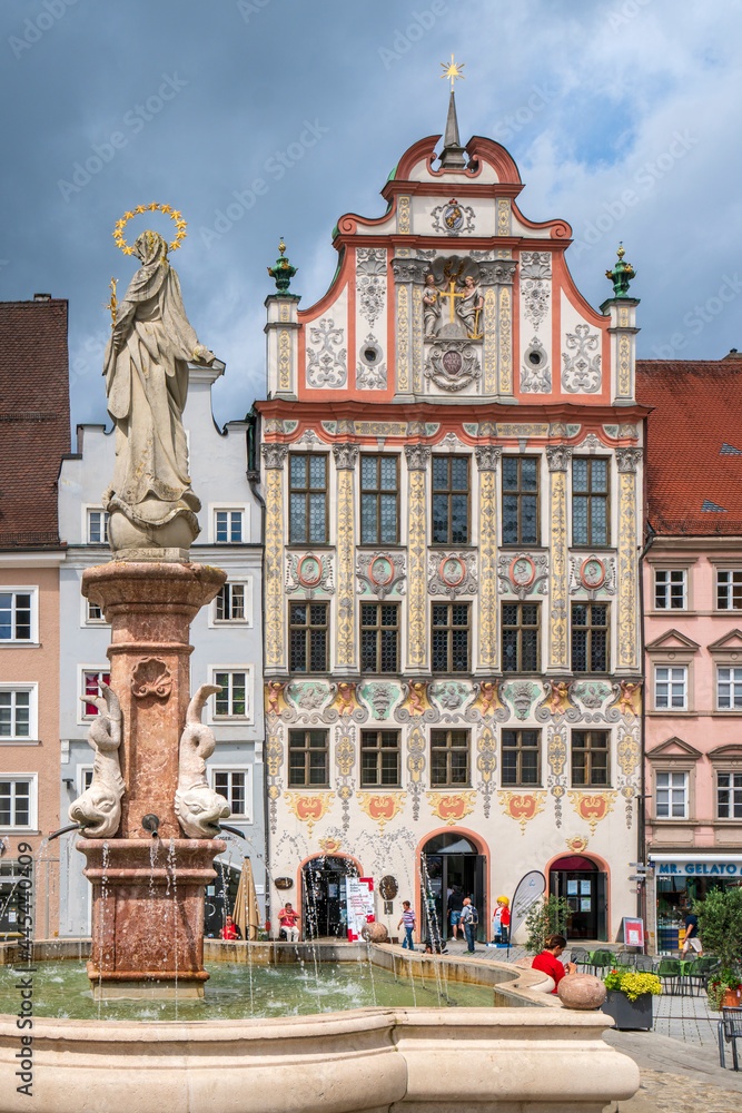 Stadt Landsberg am Lech in Bayern mit dem historischen Rathaus und Marienbrunnen am Hauptplatz