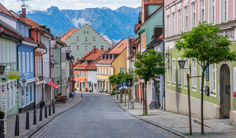 Φωτογραφία Die historische Fußgängerzone in der Altstadt von Murnau im blauen Land Oberbaye