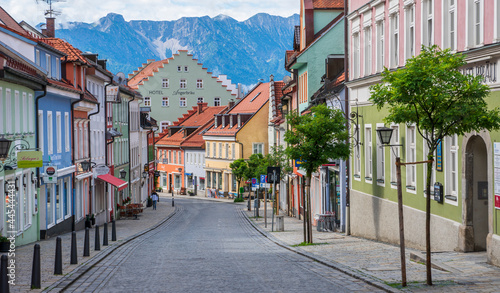 Die historische Fußgängerzone in der Altstadt von Murnau im blauen Land Oberbayern © Wolfilser
