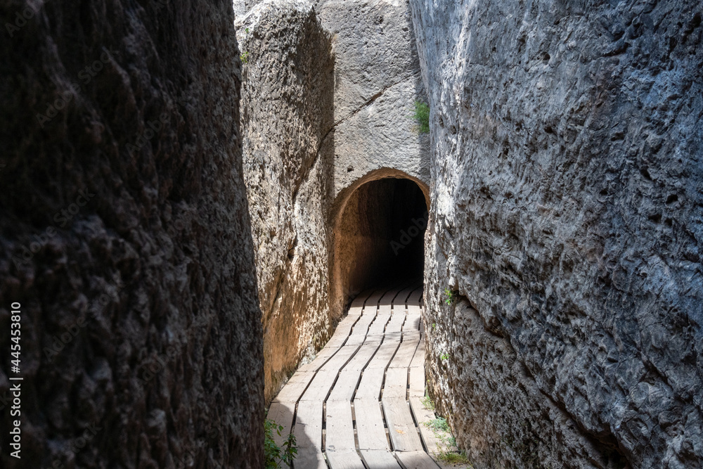 Φωτογραφία Passages and tunnels excavated in the rock by the ancient Romans, to build the aqueduct of Chelva, Valencia (Spain)