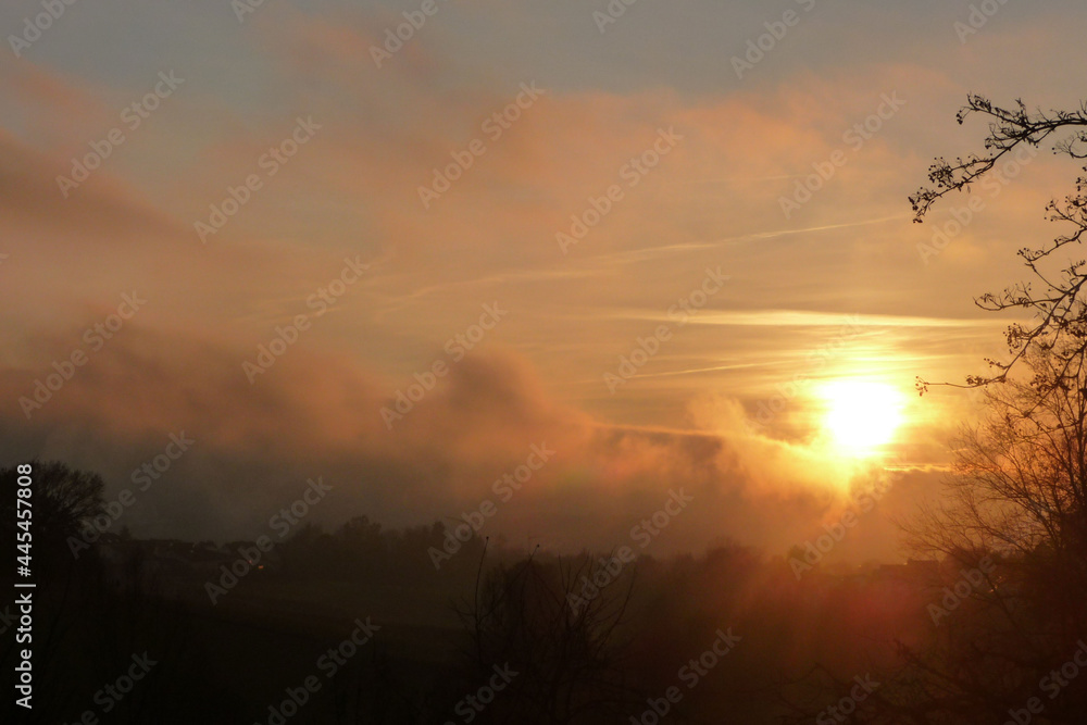 Stimmungsvoller Sonnenaufgang im Nebel Stimmungsvoller Sonnenaufgang im Nebel