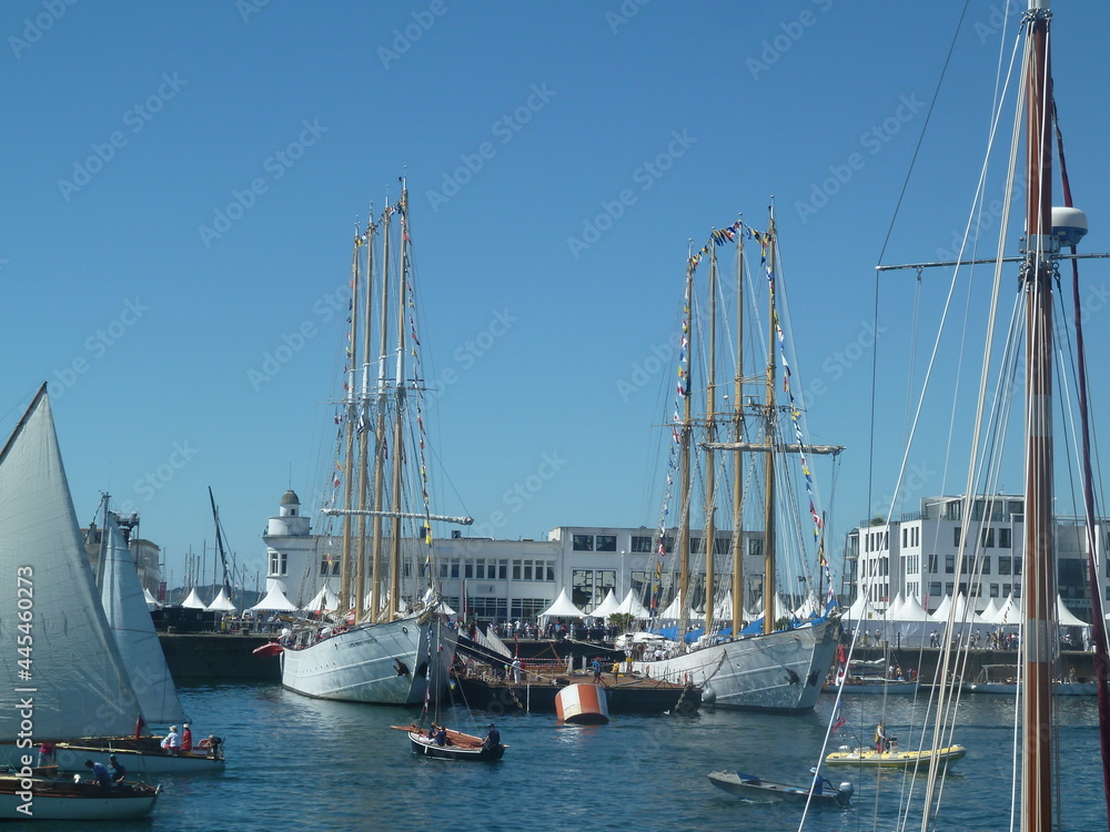 Fête des bateaux dans la ville de Brest, réunions de grands bateaux à voile à l'international, port maritime, commerce et militaire, évènement urbain, tournage de film