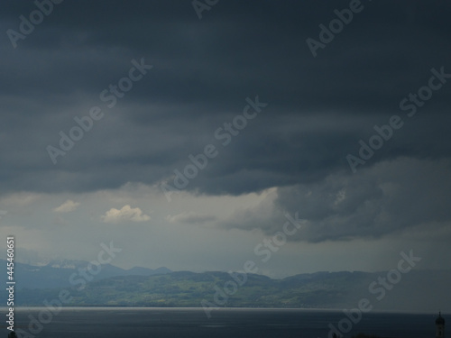 Regenwolken ziehen über den Bodensee