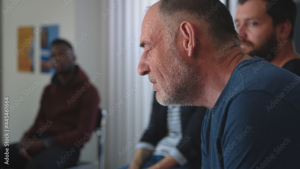 Obraz premium Senior man sharing feelings with group