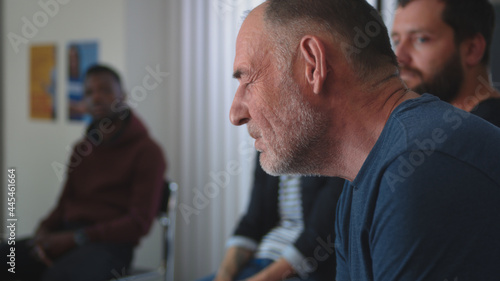 Fotografia Senior man sharing feelings with group