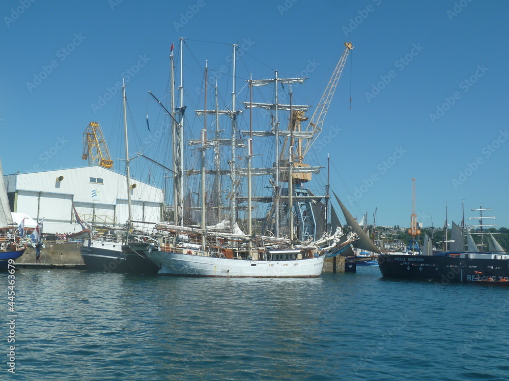 Fête des bateaux dans la ville de Brest, réunions de grands bateaux à voile à l'international, port maritime, commerce et militaire, évènement urbain, tournage de film