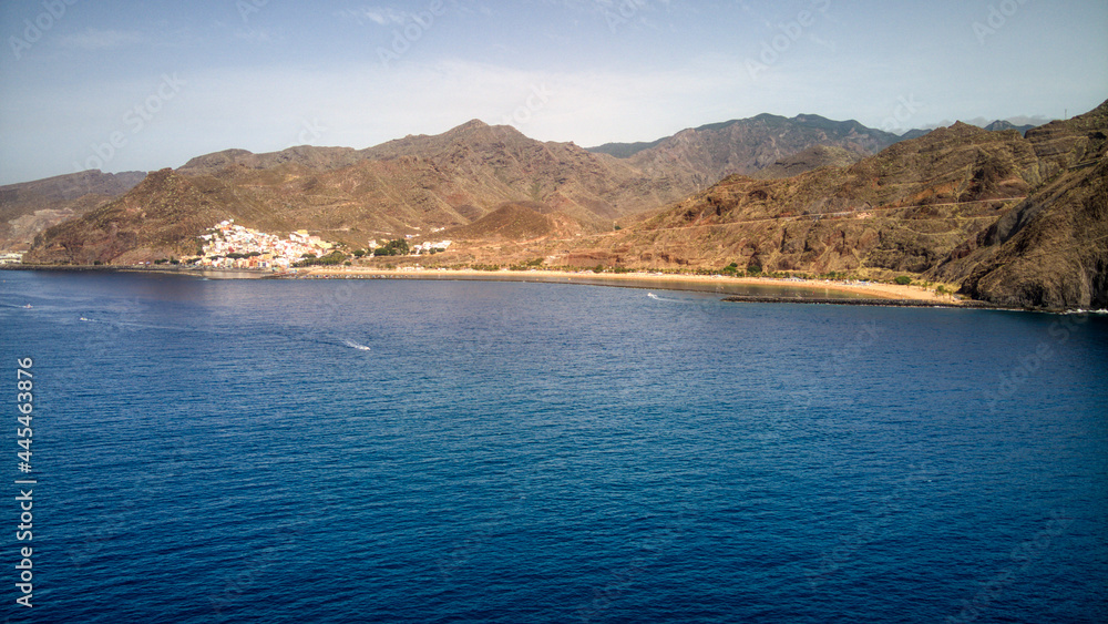 Foto aérea con dron playa de Las Teresitas en Tenerife, Canarias.