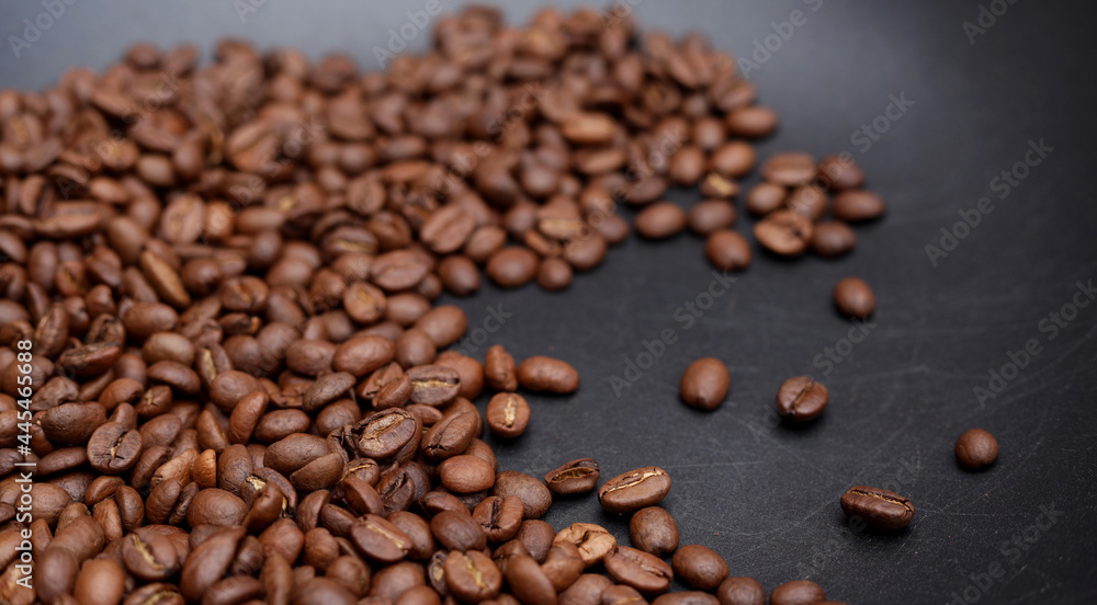 Fototapeta premium coffee beans on a black background