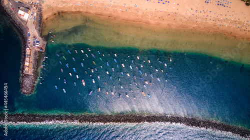 Foto aérea con dron de embarcaciones en la playa de las Teresitas en Tenerife, Canarias. photo