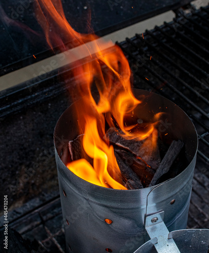iniciador relleno de carbón con flama encendida.

carbón encendido para colocar en asador 