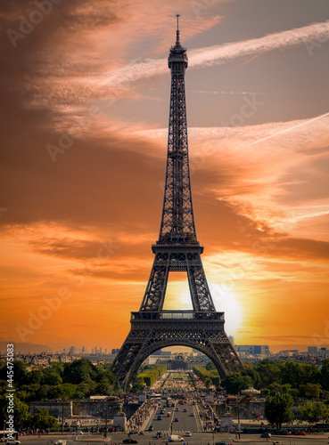 The beautiful and amazing Eiffel Tower in Paris © 4kclips