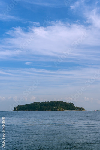 広い空の下に島（猿島）がある海／神奈川県横須賀市 © yumiko