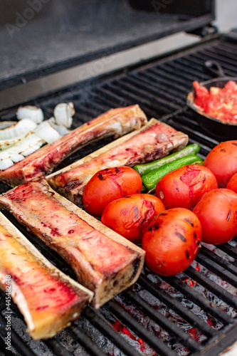verduras y tuétanos a la parrilla.
hortalizas a la parrilla. 
tuétanos en el asador