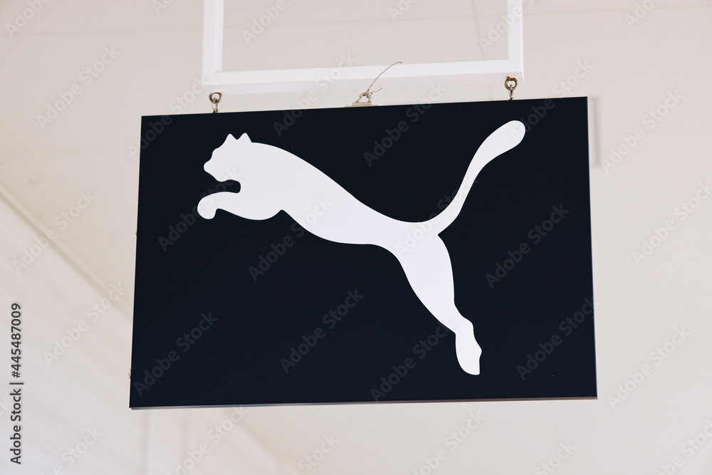 puma 企業の看板 ロゴマーク Stock Photo | Adobe Stock