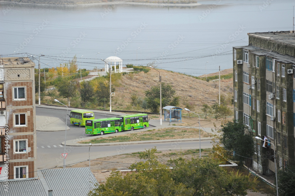 Obraz premium Zhezkazgan, Kazakhtan - 10.10.2016 : Residential buildings, commercial buildings and courtyards along the central streets of the city.