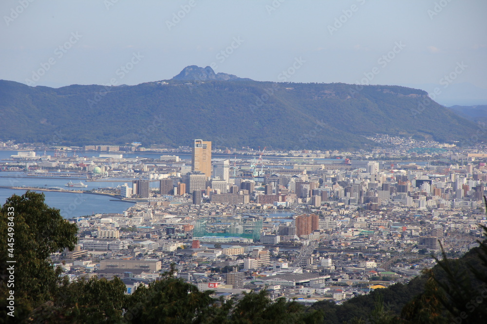 香川県高松市の風景(奥にある高い山が五剣山)
