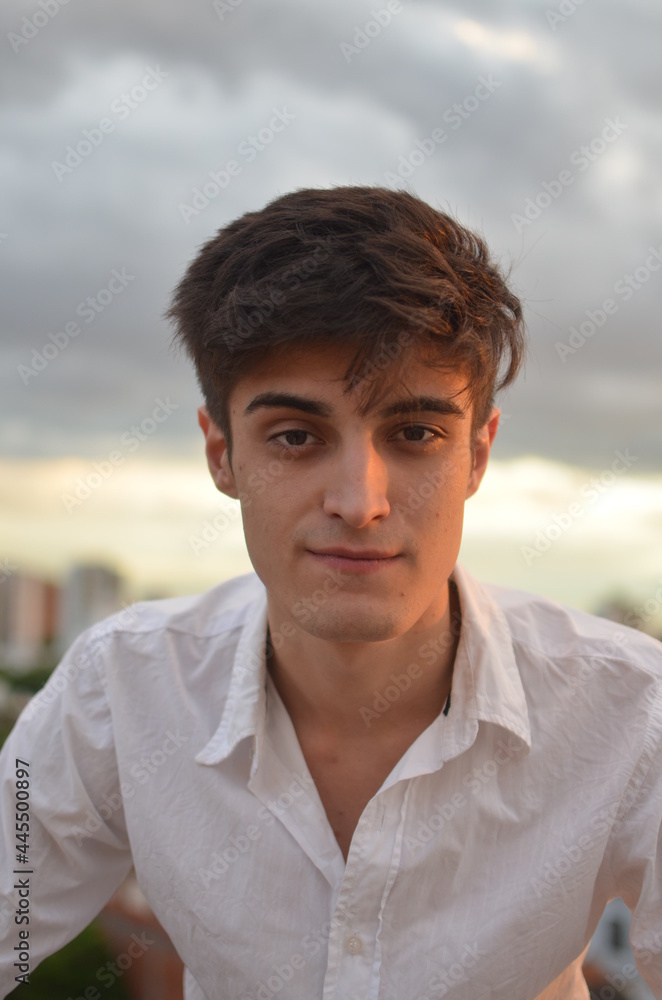 Sesión de fotos chico blanco, cabello negro Sesión de fotos chico blanco, cabello negro