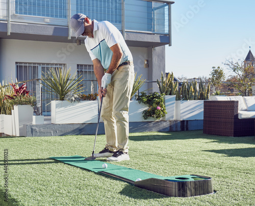 hombre jugando al mini golf en su casa