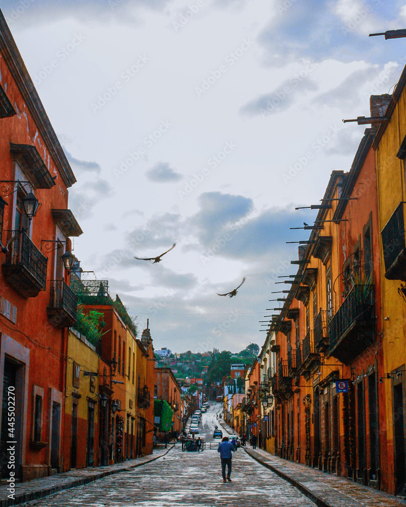 Obraz premium Amanecer en una calle de San Miguel de Allende, Guanajuato.
