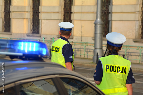 Policjanci wydziału ruchu drogowego podczas pracy na drodze w mieście. 