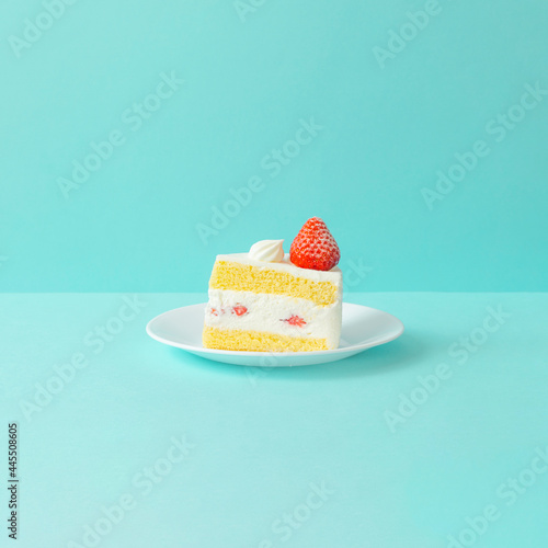 Photographie strawberry sponge cake on light blue background