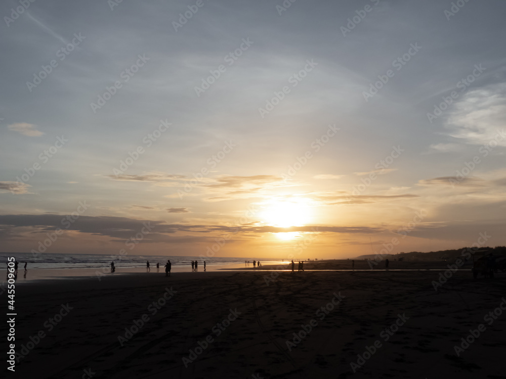 Obraz premium Sunset, Silhouette of people in Parangtritis Beach, Bantul, Yogyakarta Indonesia 