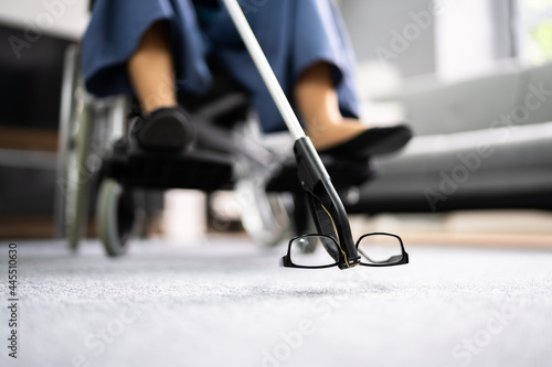 Foto Disabled Woman In Wheelchair Using Grabber Tool Or Reacher