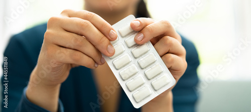 Foto Woman Using Nicotine Gum To Quit Smoking