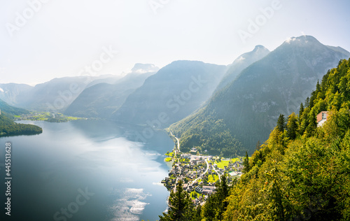 Foto Panorama Sonnenaufgang am See in Hallstatt Österreich Schiff an Anlegestelle Ber