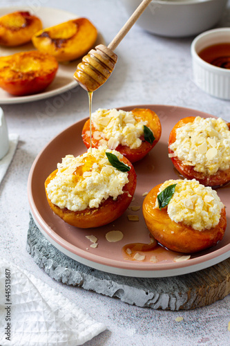 Caramelized peaches with cheese and honey 
