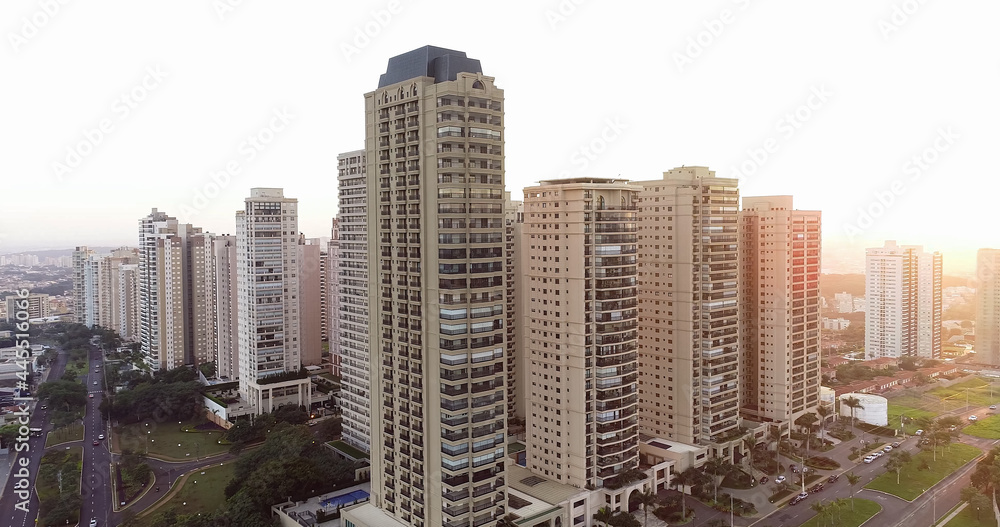 Obraz premium Avenida Professor João Fiúza, the most famous avenue in Ribeirão Preto, São Paulo / Brazil