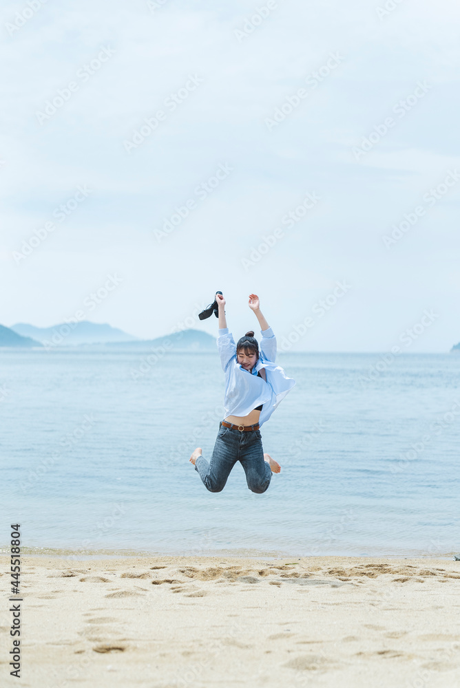 Obraz premium 夏の海の女性