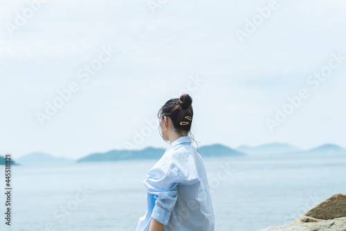 夏の海の女性