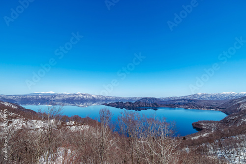 【十和田湖】紫明亭から眺める水鏡・十和田湖が八甲田連峰を映す
