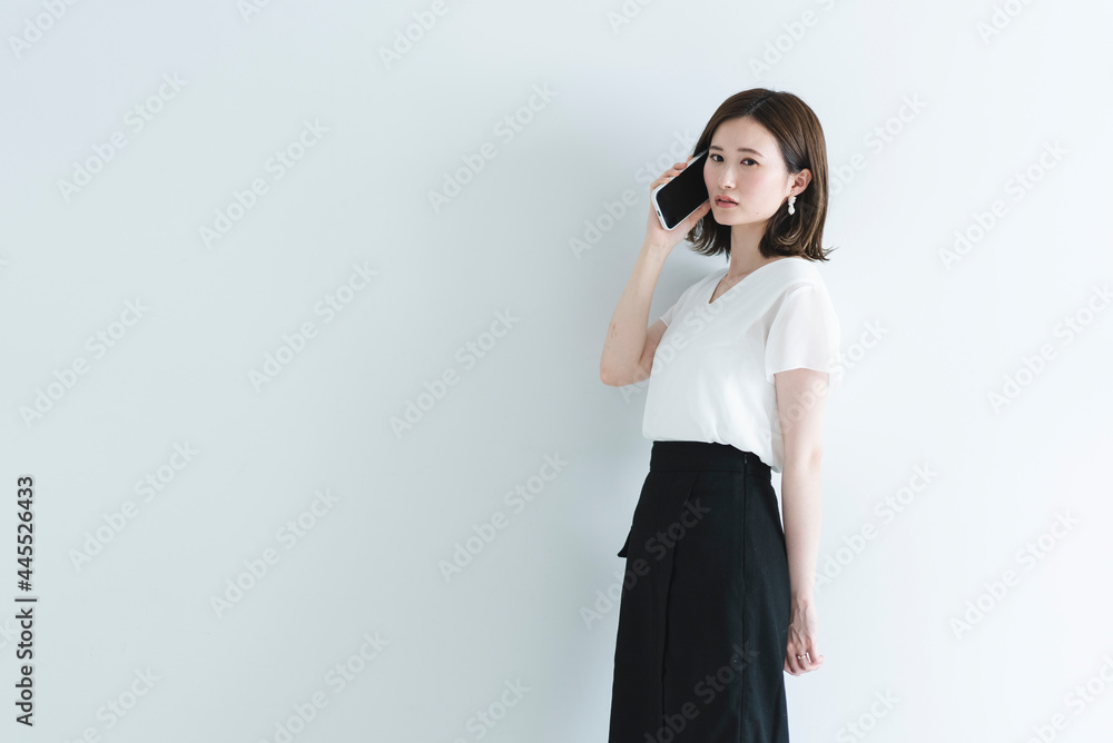 携帯電話を使う女性 携帯電話を使う女性
