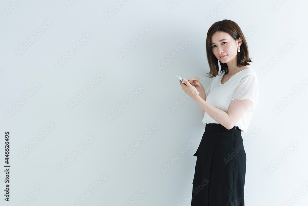 携帯電話を使う女性 携帯電話を使う女性