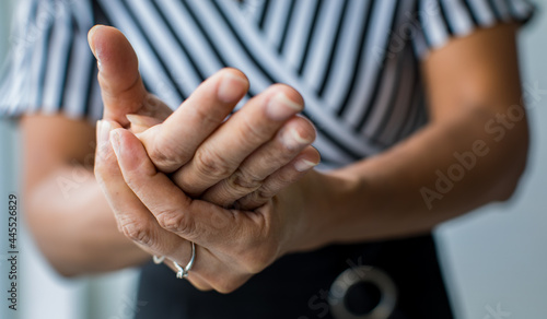 Tableau sur toile Woman shows hand and hold palm