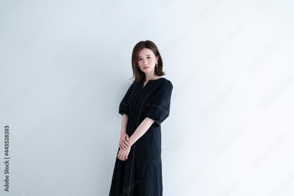 黒いワンピースの女性 黒いワンピースの女性