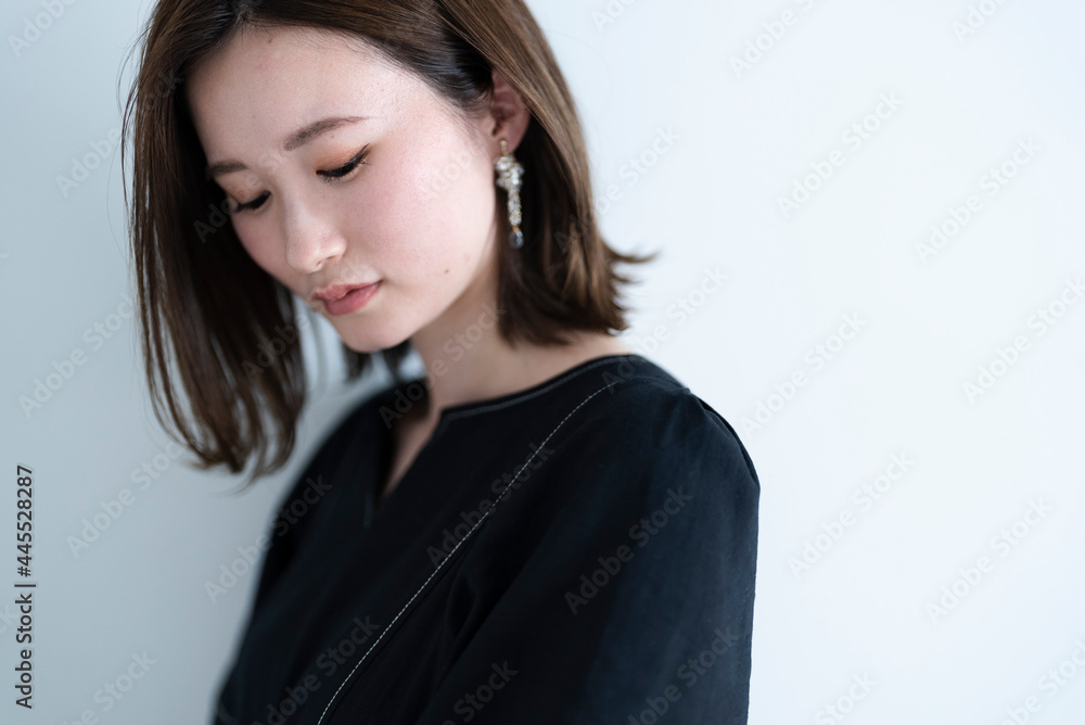 黒いワンピースの女性 黒いワンピースの女性