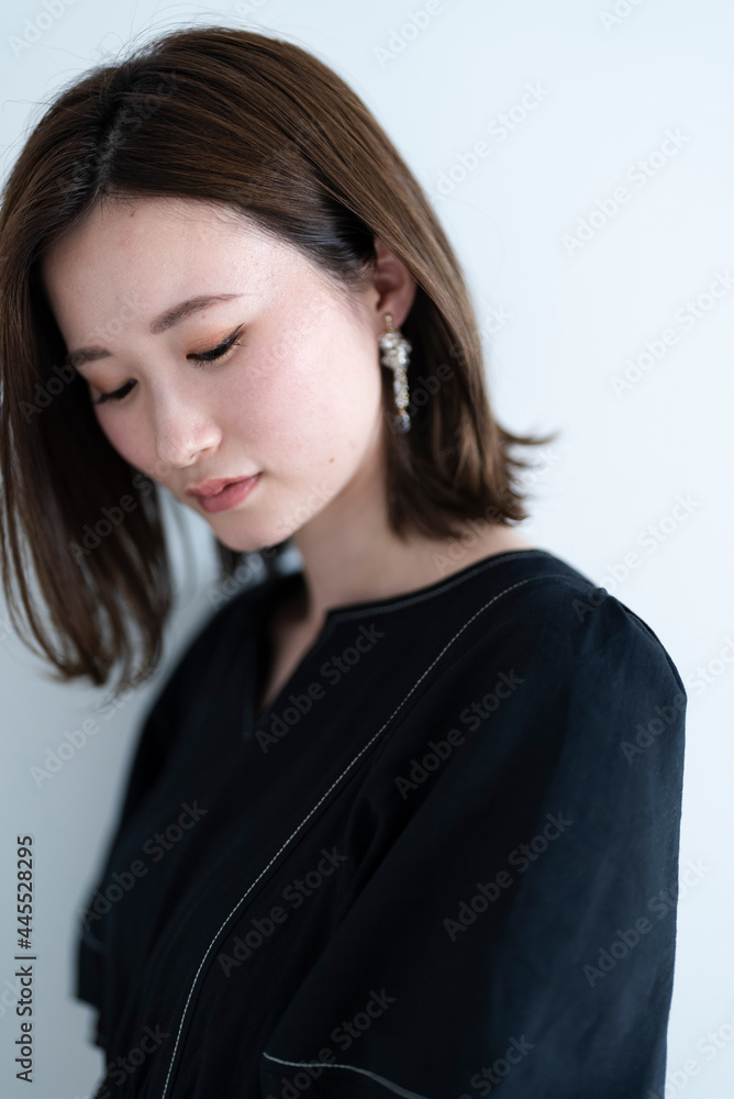 黒いワンピースの女性 黒いワンピースの女性