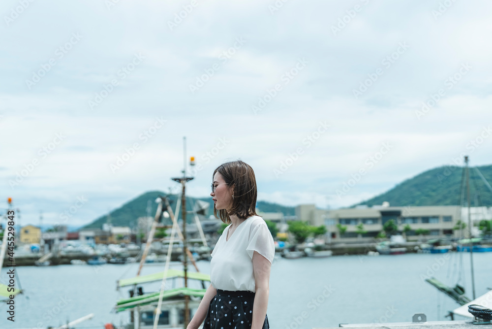 夏に散策する女性 夏に散策する女性