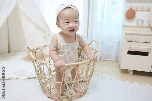 Obraz na plátně 라탄바구니와 귀여운 아기