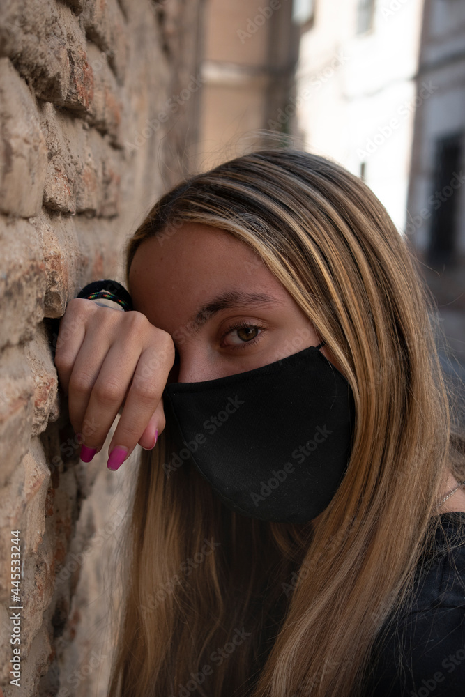 modelo femenino apoyada en la pared