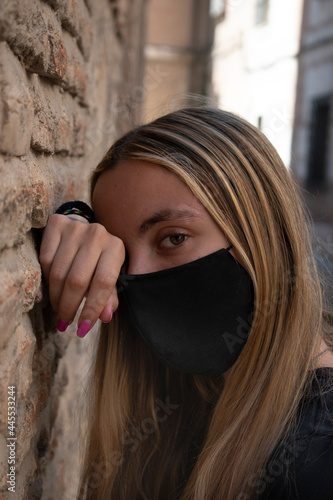 Obraz na płótnie modelo femenino apoyada en la pared w salonie