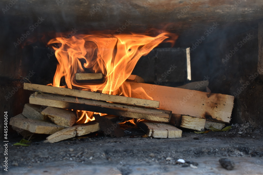 fuego sobre la madera